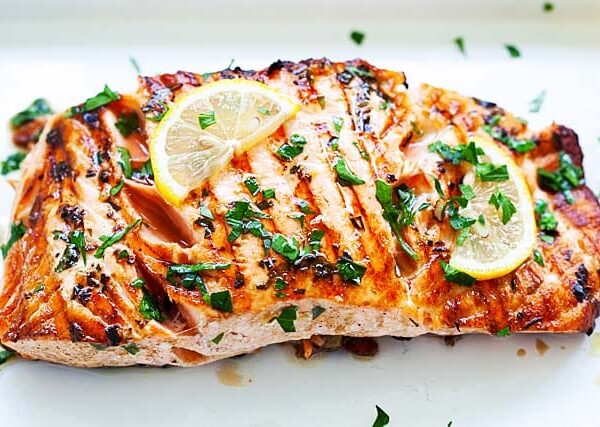Gegrilde zalm met een heerlijke bloemenhoning knoflooksaus