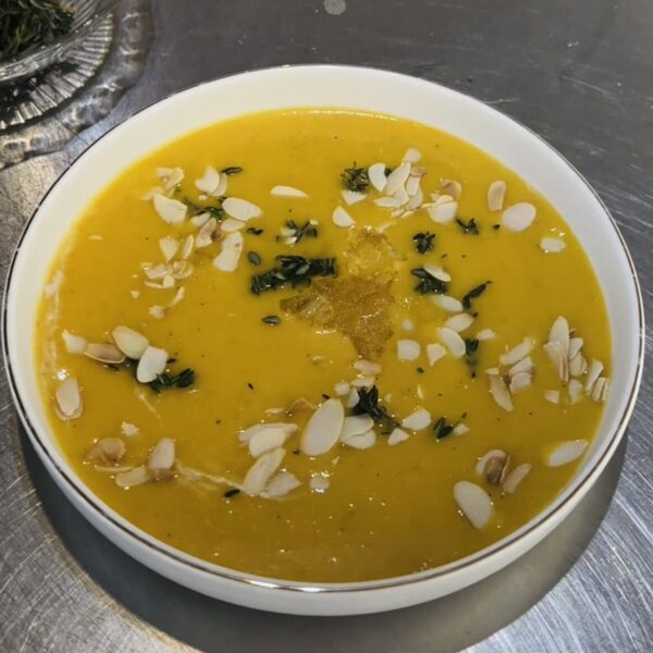 Fluwelige wortel-sinaasappelsoep met Sinaasappel-Marmelade