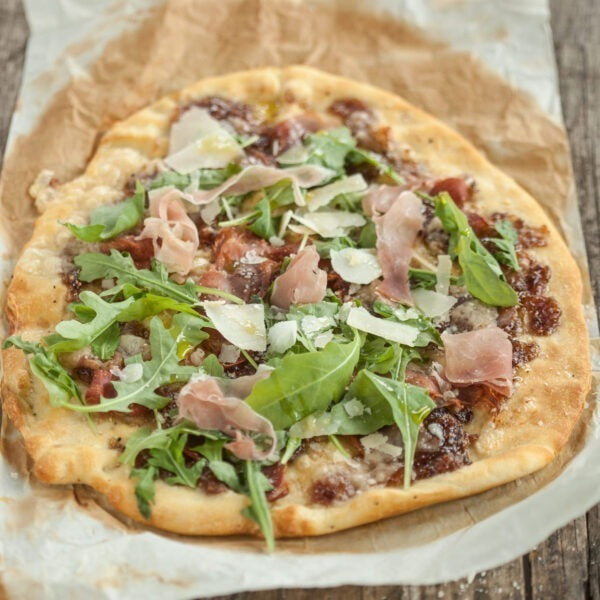Pizza met confituur van vijgen, honing en amandelen