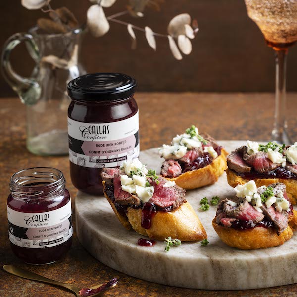 Crostini van steak met blauwe kaas en Rode Uien Konfijt