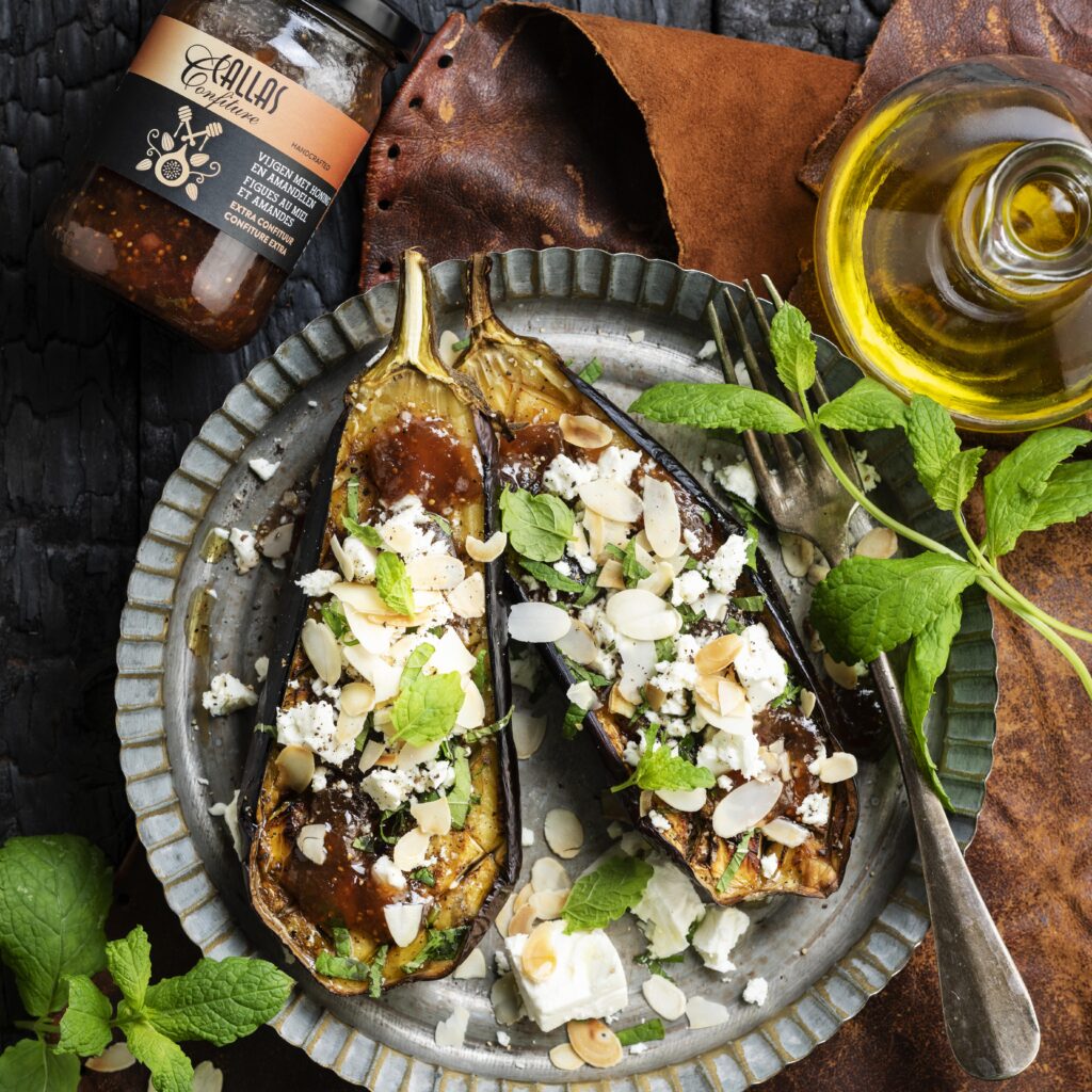 Geroosterde aubergines met feta, Vijgen Amandelen Honing Confituur en munt